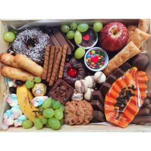 Box de frutas com chocolates e guloseimas